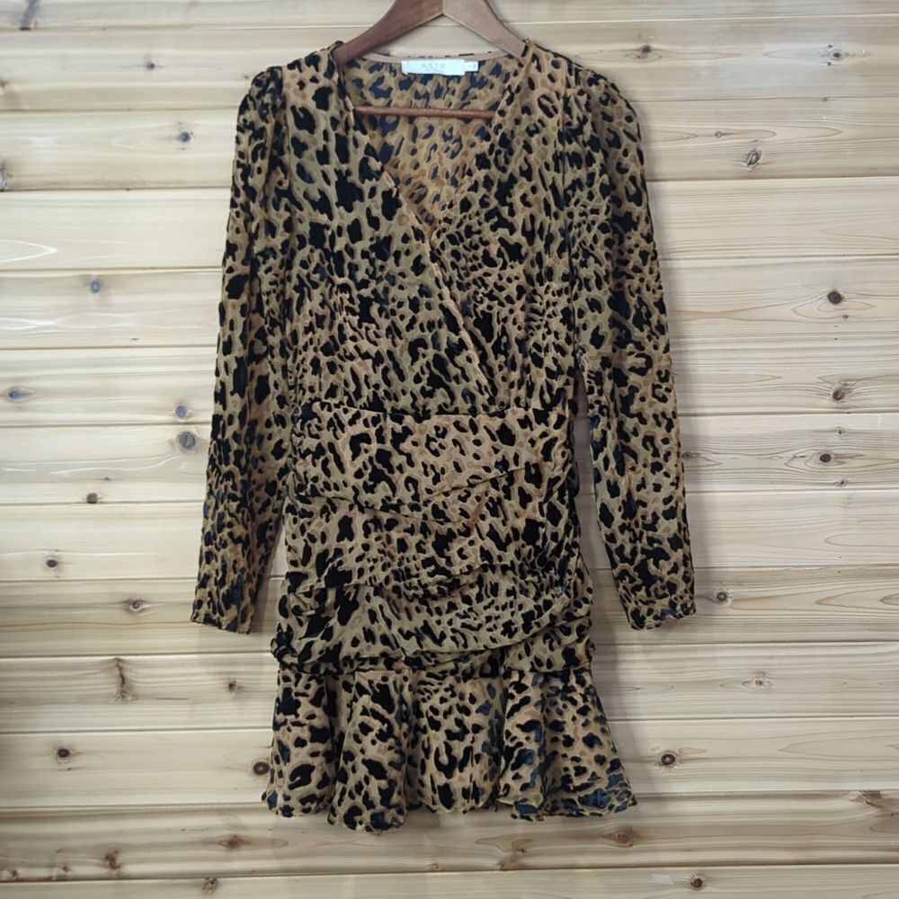 ASTR the Label‎ Dress Womens Small Tan Nikita Leopard Print Mini Long Sleeve